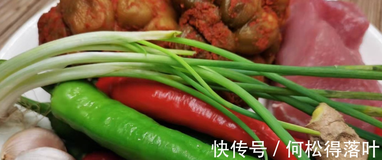 榨菜炒肉丝|榨菜炒肉丝的经典做法,色香味俱全,这就是干饭人的下饭菜!