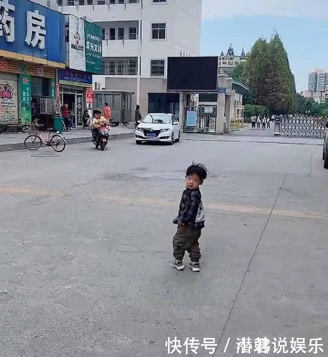 暖心|弟弟接姐姐放学,姐姐却选择绕道而行,最后的场景简直太暖心