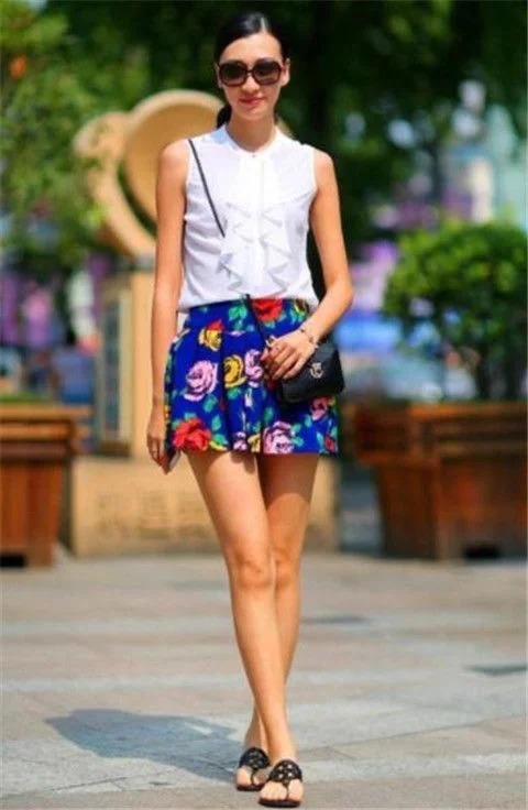 街拍:美女穿黑色镂空修身裙,体态轻盈,烈焰红唇尽显女王范