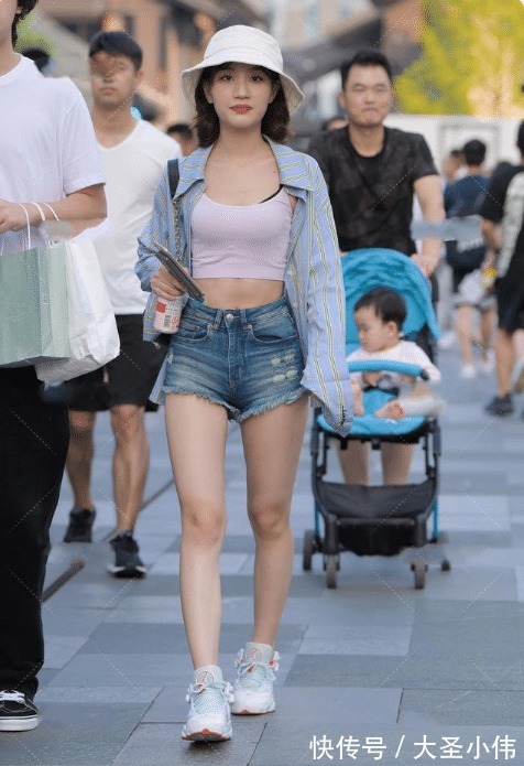 杂乱感|美女街拍:条纹衬衫搭配毛边牛仔短裤,简约清爽,俏皮可爱又不失性感