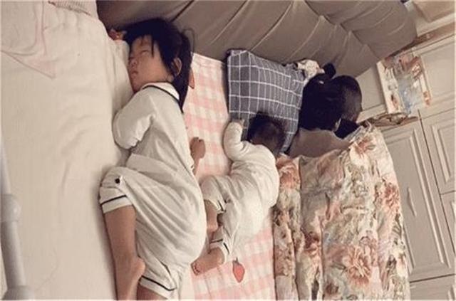 孩子|一家四口“睡姿”走红,网友调侃孩子是意外,父母才是真爱