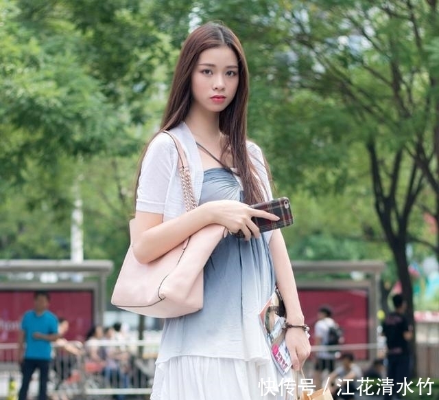 街拍:温柔的时尚小姐姐,牛仔裤搭配针织衫,装扮出自然美感!