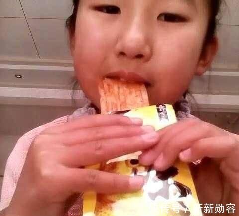 危害|这4种零食,家长尽量少买,对孩子危害大,特别像第2种