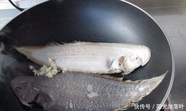 不粘锅|煎鱼时,不要直接用油煎,再加1步“它”,不粘锅,还要闻