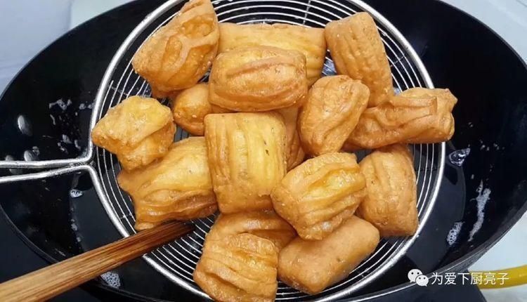 我家油条从来不发面，切一切锅里一炸，松软又香甜，越嚼越舒服