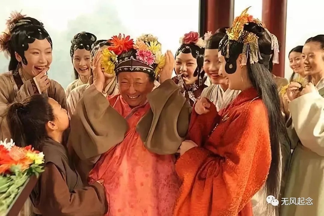 刘姥姥&贾母将喝剩的半杯茶,给75岁的刘姥姥品尝,为何对方毫不嫌弃?