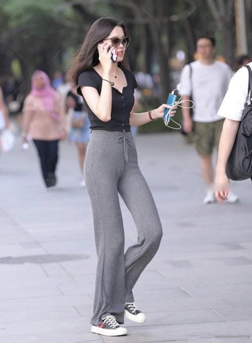 黑色低领上衣搭配喇叭裤精致干练,走在街上大长腿各位吸引眼球