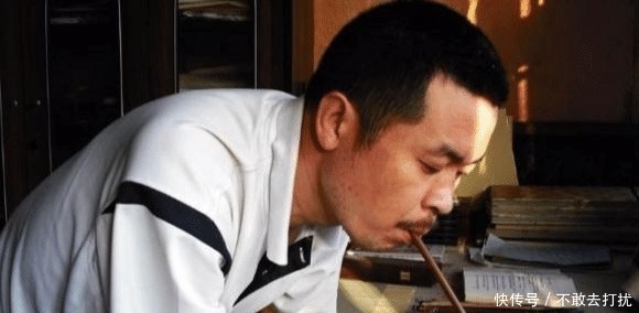 书法&中国书法的一朵奇葩,没有双手却练字几十年,堪称“当代王羲之”!