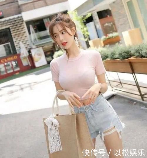 短袖小圆领露脐修身纯棉T恤,搭配浅色牛仔短裤显得清爽简单