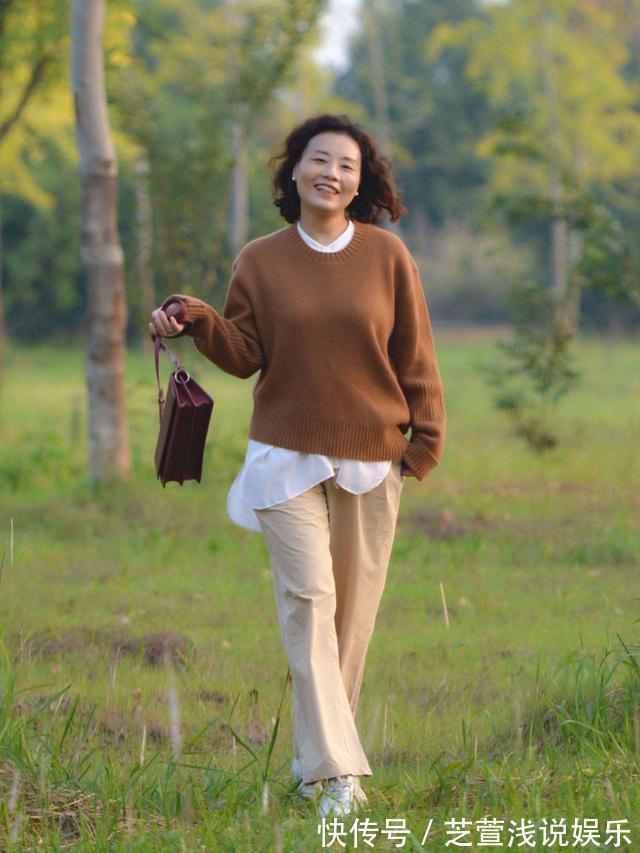 搭配 年过50的女性,穿运动鞋少配修身裤,运动鞋+阔腿裤,休闲时髦