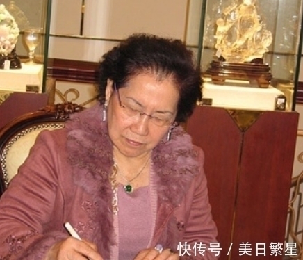 紫色!被称为“翡翠皇后”的欧阳秋眉,大半生都奉献给了翡翠!