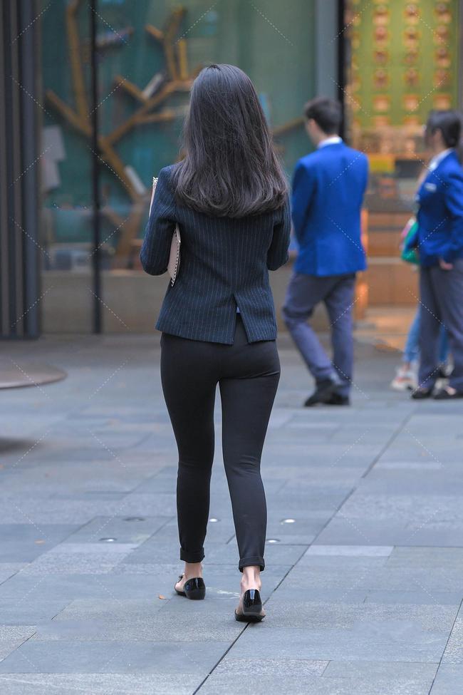 小西装搭配衬衫,九分裤子的平整细节,职场白