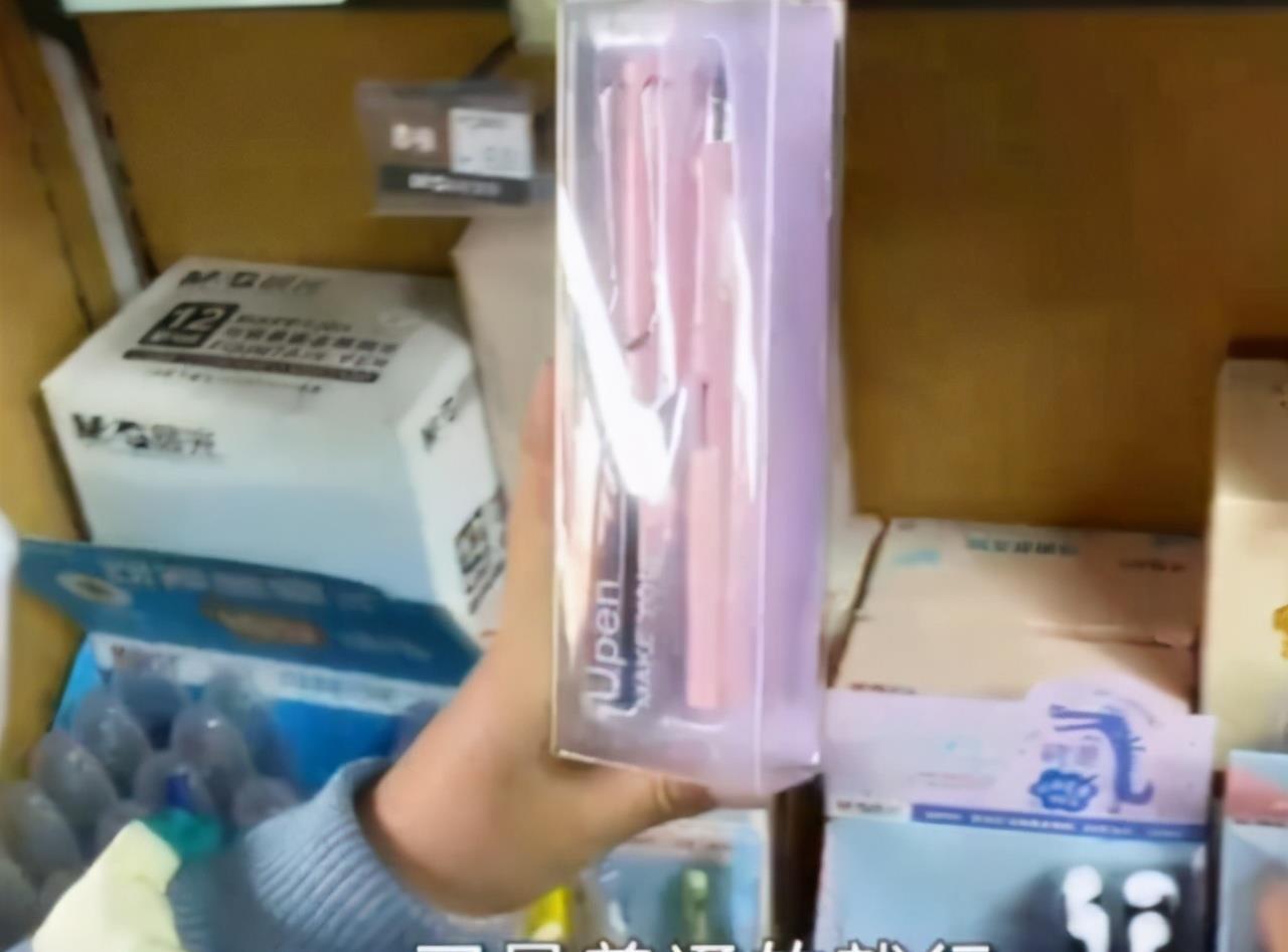 玩具|妈妈只给女儿买最便宜的玩具，并非是没钱，妈妈：带去学校就被偷