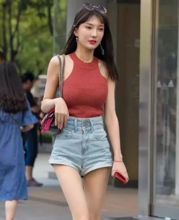 俏丽|街拍妍姿俏丽的美女,身穿白色的长袖连衣裙,唯美大气