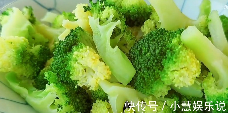 炒西兰花,最忌直接炒和焯水了,教你3招,脆嫩入味,营养不流失