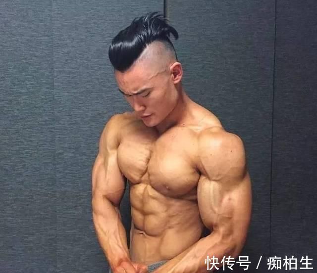 肌肉男|肌肉男执迷于低体脂,只有5%体脂青筋暴突,吃生牛肉太野性!