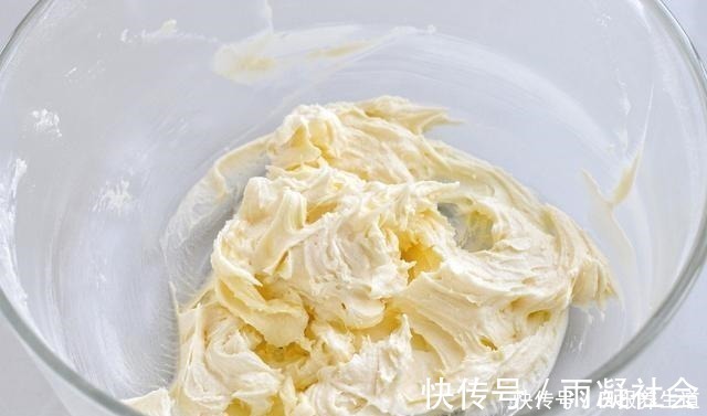 做这小甜点无需基础，金黄诱人、椰香十足，一口一口根本停不下来