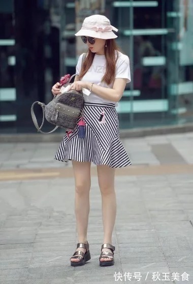 小姐姐|美女身材高挑,一头长发披在肩上,甜美的笑容充满魅力