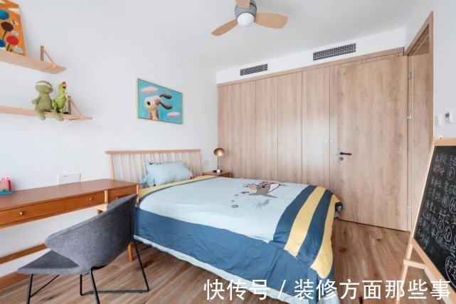 书房|用角落空间设计出个小书房,简直太实用了!节省空间,1㎡不浪费