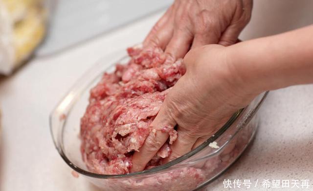 饭店|饭店调肉馅怎样去腥加料酒是不对的,大厨教你做法,鲜香无腥味