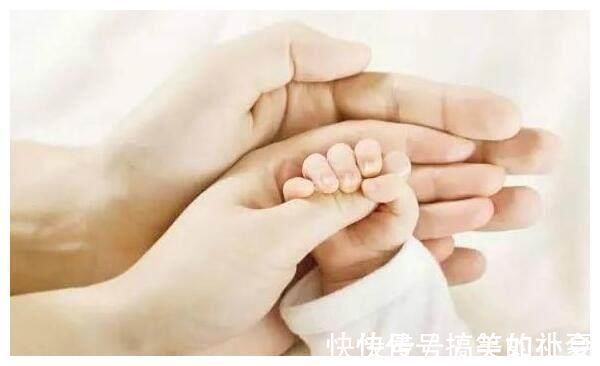 小手|宝宝睡觉小手紧握,婆婆说这是攒钱的手,去医院检查才知道原因