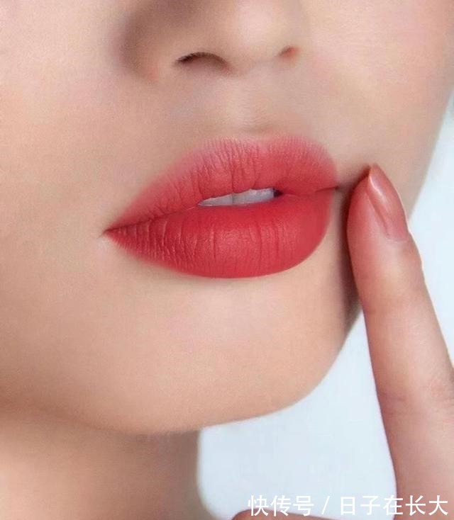 姐妹们 涂口红时拔干还没唇形1个步骤+3个技巧,远离唇纹妆感还更高级!