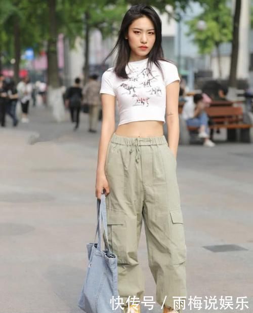 街拍小姐姐黑色的上衣搭配牛仔短裤,很显青春活力的气息