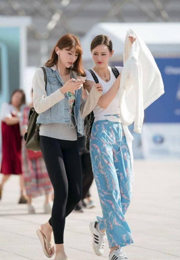 街拍:浅绿色连衣裙很显优雅风姿,利落大气风格很显身材