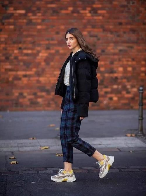  搭配|又到了穿羽绒服的季节，今年流行“穿短不穿长”，时髦保暖又显高