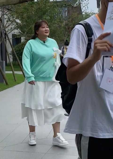 39岁贾玲再次胖出天际,脖子三层肉,长裙遮不住粗腿,担心她的健康