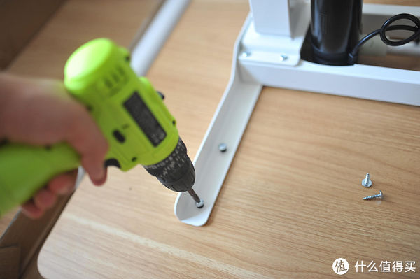 螺丝|家居改造：用电动升降桌打造我的居家办公小角落