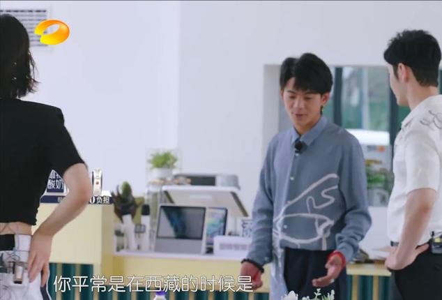 丁真|丁真在《中餐厅》屡被“占便宜”,语言受限的他该如何脱颖而出?