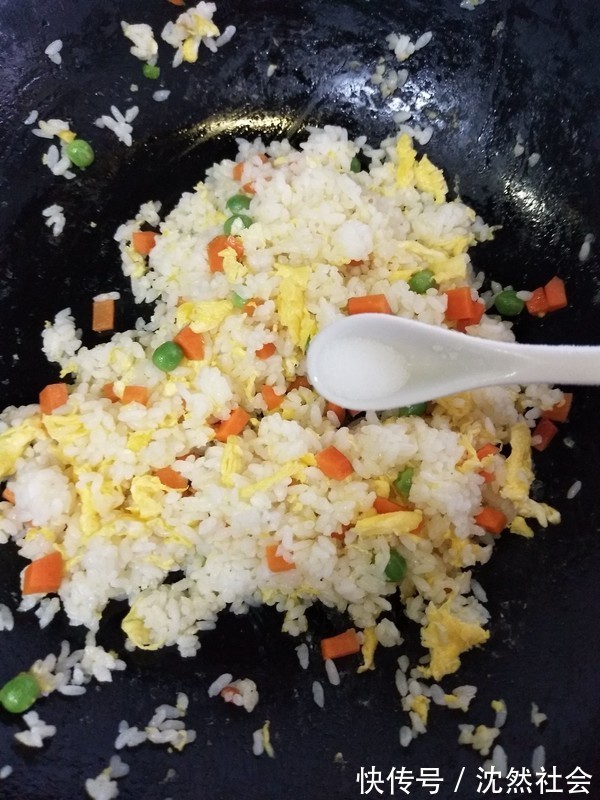 老少|吃不完的剩米饭别只会做炒饭,教你3种新吃法,老少都爱吃,香