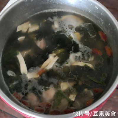 口蘑海木耳汤｜|鲜到没朋友