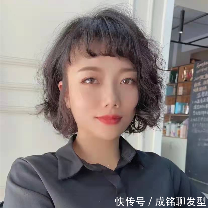 脸型|女人过了50岁尽量别留短卷发,推荐9款港风卷发,时髦大气又减龄