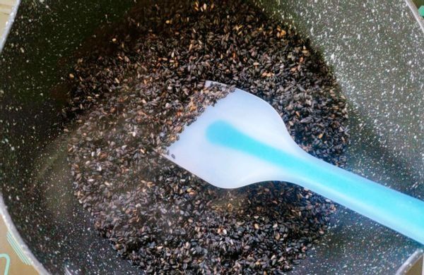  黑芝麻与糯米粉的巧妙混合，令人垂涎欲滴，一吃就上瘾