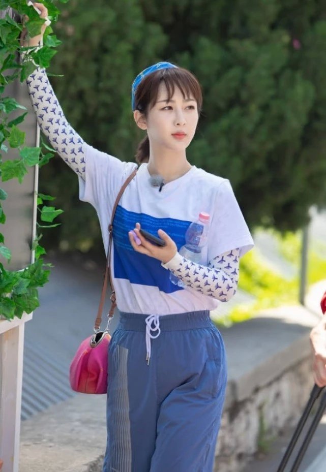 《中餐厅》杨紫是“充钱”了吗这打扮比以往的都要减龄,还很潮