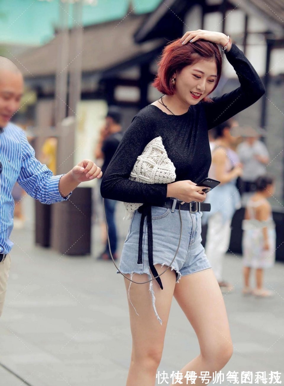 t恤 舒适得体的穿搭,吸睛的时尚迷人感,这位美女要是能娶回家就好了