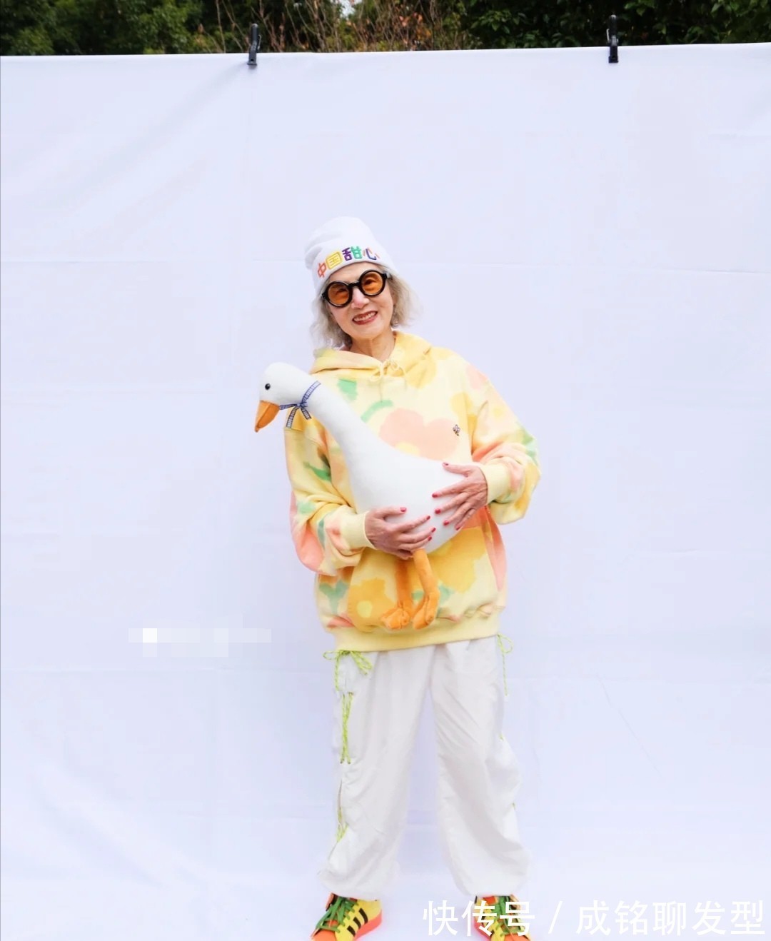 牛仔外套|从容老去也很美,这位87岁奶奶真是“老顽童”,时尚感不输年轻人