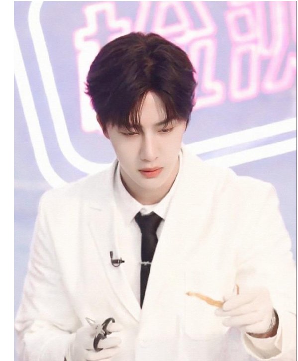 王一博《天天向上》周日见,酷盖再穿白大褂,这次是食品质检员 - 360