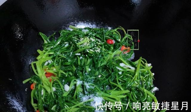 绿叶菜|别拿绿叶菜不当大餐，正当季虫害少，简单一炒碧绿脆嫩营养又好吃！