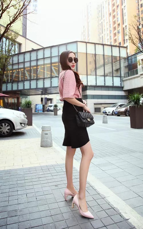 气息|街拍:高跟鞋时尚搭配,展现出女性身上成熟的气息