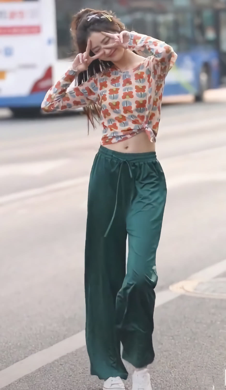 液体裤 美女的“液体裤”怕是要火，站着像120斤，一走路秒变90斤！