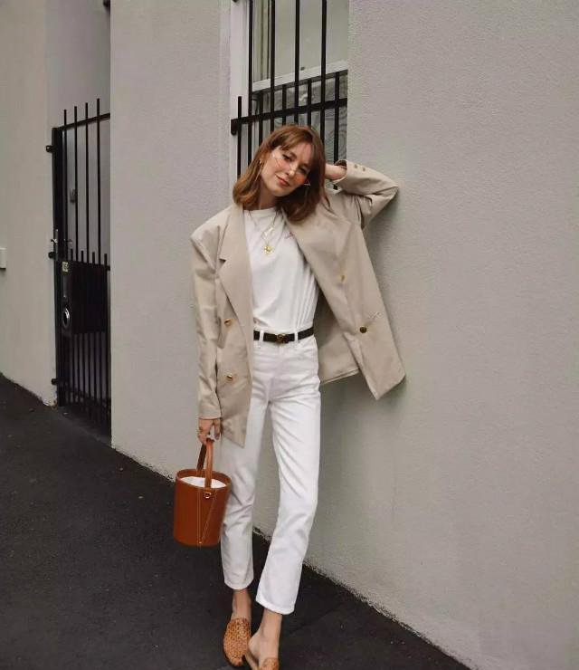 今年流行“西装+平头鞋”一块穿，端庄大气又干练，上班休闲两用