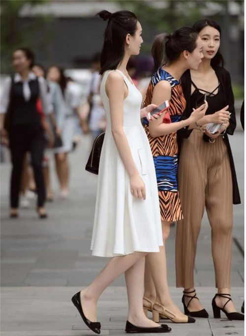 街拍|身材高挑的美女，白色上衣搭配黑色裙，看起来特别有气质