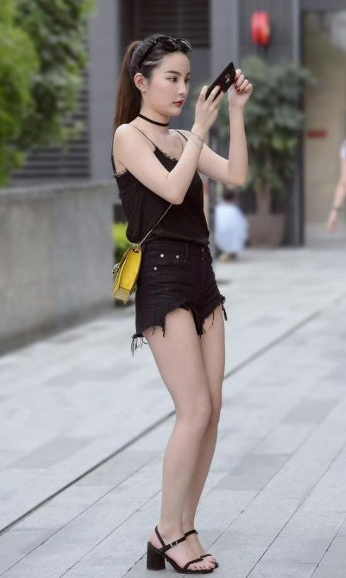 温婉|街拍丸子头美女温婉优雅的穿搭,时尚又大气