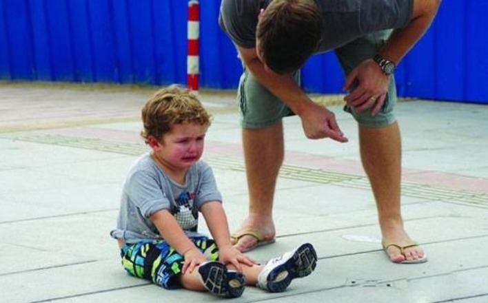 公共场合|大热天孩子躺在地上“玩手机”，路人议论纷纷，走近一看都乐了