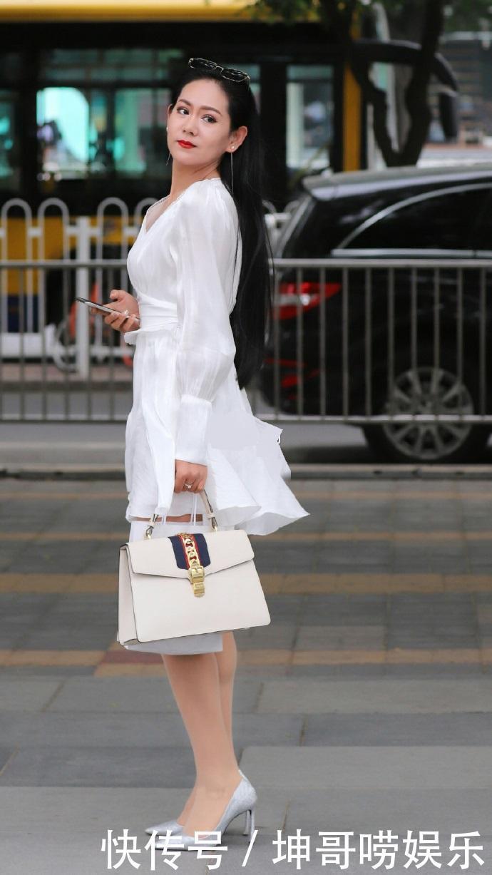 白纱连衣裙,搭配高跟鞋,尽显熟女风范