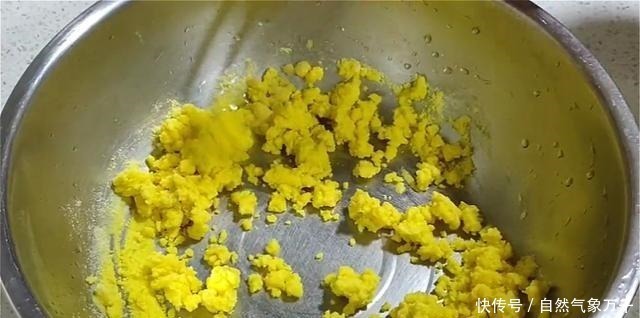 面团|玉米面饼这样做，加多一种材料，口感丰富，吃着蓬松柔软，真香