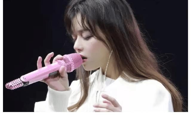 导师|《好声音》播完两期，四位助教差别太大，网友：她是来玩的？